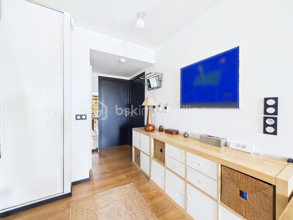 Coup de cœur assuré avenue Gaston Roussel pour ce superbe duplex de 87 m2, situé au 3ème étage sans ascenseur d'une résidence récente, calme et sécurisée par visiophone et surveillance vidéo.

Un bien rare sur le secteur, baigné de lumière par son orientation plein sud avec balcon de 22 m2 et terrasse de 20 m2 sans vis-à-vis.

Une distribution idéale et fonctionnelle :
Au premier niveau : Une entrée avec rangement, un très bel espace de vie lumineux de 40m2 avec plafond cathédrale, cuisine américaine, une première chambre parentale confortable de près de 12 m2 avec douche et un WC indépendant avec lavabo.

À l'étage : Un pallier menant à deux belles chambres (10,24 m2 et 11,24 m2) et une salle de bains avec WC.

Le grand confort du récent : Chauffage et eau chaude au gaz naturel, fenêtres en double vitrage PVC, et une excellente performance énergétique (classé C).

Places de parking avec électricité disponibles en sous–sol en sus.
Grand garage à vélos/poussettes avec porte en acier, dans le hall.

Idéalement situé à Romainville : écoles, crèche, square avec jeux pour enfants, supermarché, transports, pharmacie, centre médical et le FRAC grande zone d'art contemporain.

Transports :
Bus 145 et 245 au pied de l'immeuble (toutes les 8 min)
M5 Raymond Queneau (environ 12 min à pied)
M11 Romainville-Carnot (direct châtelet) (environ 15 min à pied)
Futur arrêt tramway T1 à 300 m

Charges 2025 : 4608€ qui vont baisser suite à un changement de syndic (eau froide, eau chaude et chauffage à la consommation réelle, entretien des parties communes et le service de surveillance vidéo).

Taxe foncière 2025 : 2421€.

Un duplex unique qui n'attend plus que vous !
