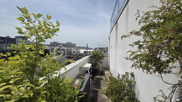 Coup de cœur assuré avenue Gaston Roussel pour ce superbe duplex de 87 m2, situé au 3ème étage sans ascenseur d'une résidence récente, calme et sécurisée par visiophone et surveillance vidéo.

Un bien rare sur le secteur, baigné de lumière par son orientation plein sud avec balcon de 22 m2 et terrasse de 20 m2 sans vis-à-vis.

Une distribution idéale et fonctionnelle :
Au premier niveau : Une entrée avec rangement, un très bel espace de vie lumineux de 40m2 avec plafond cathédrale, cuisine américaine, une première chambre parentale confortable de près de 12 m2 avec douche et un WC indépendant avec lavabo.

À l'étage : Un pallier menant à deux belles chambres (10,24 m2 et 11,24 m2) et une salle de bains avec WC.

Le grand confort du récent : Chauffage et eau chaude au gaz naturel, fenêtres en double vitrage PVC, et une excellente performance énergétique (classé C).

Places de parking avec électricité disponibles en sous–sol en sus.
Grand garage à vélos/poussettes avec porte en acier, dans le hall.

Idéalement situé à Romainville : écoles, crèche, square avec jeux pour enfants, supermarché, transports, pharmacie, centre médical et le FRAC grande zone d'art contemporain.

Transports :
Bus 145 et 245 au pied de l'immeuble (toutes les 8 min)
M5 Raymond Queneau (environ 12 min à pied)
M11 Romainville-Carnot (direct châtelet) (environ 15 min à pied)
Futur arrêt tramway T1 à 300 m

Charges 2025 : 4608€ qui vont baisser suite à un changement de syndic (eau froide, eau chaude et chauffage à la consommation réelle, entretien des parties communes et le service de surveillance vidéo).

Taxe foncière 2025 : 2421€.

Un duplex unique qui n'attend plus que vous !
