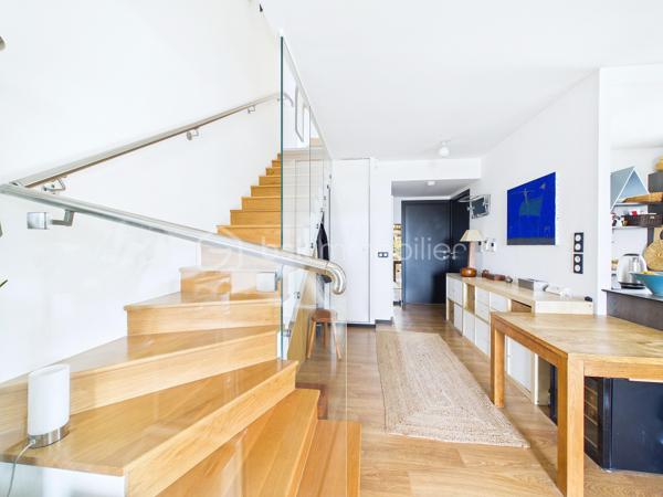 Coup de cœur assuré avenue Gaston Roussel pour ce superbe duplex de 87 m2, situé au 3ème étage sans ascenseur d'une résidence récente, calme et sécurisée par visiophone et surveillance vidéo.

Un bien rare sur le secteur, baigné de lumière par son orientation plein sud avec balcon de 22 m2 et terrasse de 20 m2 sans vis-à-vis.

Une distribution idéale et fonctionnelle :
Au premier niveau : Une entrée avec rangement, un très bel espace de vie lumineux de 40m2 avec plafond cathédrale, cuisine américaine, une première chambre parentale confortable de près de 12 m2 avec douche et un WC indépendant avec lavabo.

À l'étage : Un pallier menant à deux belles chambres (10,24 m2 et 11,24 m2) et une salle de bains avec WC.

Le grand confort du récent : Chauffage et eau chaude au gaz naturel, fenêtres en double vitrage PVC, et une excellente performance énergétique (classé C).

Places de parking avec électricité disponibles en sous–sol en sus.
Grand garage à vélos/poussettes avec porte en acier, dans le hall.

Idéalement situé à Romainville : écoles, crèche, square avec jeux pour enfants, supermarché, transports, pharmacie, centre médical et le FRAC grande zone d'art contemporain.

Transports :
Bus 145 et 245 au pied de l'immeuble (toutes les 8 min)
M5 Raymond Queneau (environ 12 min à pied)
M11 Romainville-Carnot (direct châtelet) (environ 15 min à pied)
Futur arrêt tramway T1 à 300 m

Charges 2025 : 4608€ qui vont baisser suite à un changement de syndic (eau froide, eau chaude et chauffage à la consommation réelle, entretien des parties communes et le service de surveillance vidéo).

Taxe foncière 2025 : 2421€.

Un duplex unique qui n'attend plus que vous !