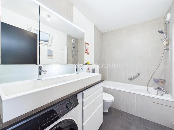 Coup de cœur assuré avenue Gaston Roussel pour ce superbe duplex de 87 m2, situé au 3ème étage sans ascenseur d'une résidence récente, calme et sécurisée par visiophone et surveillance vidéo.

Un bien rare sur le secteur, baigné de lumière par son orientation plein sud avec balcon de 22 m2 et terrasse de 20 m2 sans vis-à-vis.

Une distribution idéale et fonctionnelle :
Au premier niveau : Une entrée avec rangement, un très bel espace de vie lumineux de 40m2 avec plafond cathédrale, cuisine américaine, une première chambre parentale confortable de près de 12 m2 avec douche et un WC indépendant avec lavabo.

À l'étage : Un pallier menant à deux belles chambres (10,24 m2 et 11,24 m2) et une salle de bains avec WC.

Le grand confort du récent : Chauffage et eau chaude au gaz naturel, fenêtres en double vitrage PVC, et une excellente performance énergétique (classé C).

Places de parking avec électricité disponibles en sous–sol en sus.
Grand garage à vélos/poussettes avec porte en acier, dans le hall.

Idéalement situé à Romainville : écoles, crèche, square avec jeux pour enfants, supermarché, transports, pharmacie, centre médical et le FRAC grande zone d'art contemporain.

Transports :
Bus 145 et 245 au pied de l'immeuble (toutes les 8 min)
M5 Raymond Queneau (environ 12 min à pied)
M11 Romainville-Carnot (direct châtelet) (environ 15 min à pied)
Futur arrêt tramway T1 à 300 m

Charges 2025 : 4608€ qui vont baisser suite à un changement de syndic (eau froide, eau chaude et chauffage à la consommation réelle, entretien des parties communes et le service de surveillance vidéo).

Taxe foncière 2025 : 2421€.

Un duplex unique qui n'attend plus que vous !