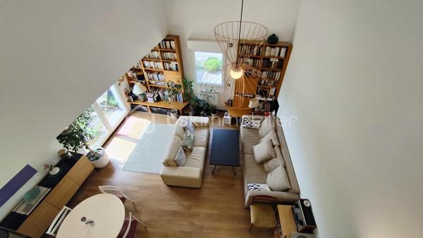 Coup de cœur assuré avenue Gaston Roussel pour ce superbe duplex de 87 m2, situé au 3ème étage sans ascenseur d'une résidence récente, calme et sécurisée par visiophone et surveillance vidéo.

Un bien rare sur le secteur, baigné de lumière par son orientation plein sud avec balcon de 22 m2 et terrasse de 20 m2 sans vis-à-vis.

Une distribution idéale et fonctionnelle :
Au premier niveau : Une entrée avec rangement, un très bel espace de vie lumineux de 40m2 avec plafond cathédrale, cuisine américaine, une première chambre parentale confortable de près de 12 m2 avec douche et un WC indépendant avec lavabo.

À l'étage : Un pallier menant à deux belles chambres (10,24 m2 et 11,24 m2) et une salle de bains avec WC.

Le grand confort du récent : Chauffage et eau chaude au gaz naturel, fenêtres en double vitrage PVC, et une excellente performance énergétique (classé C).

Places de parking avec électricité disponibles en sous–sol en sus.
Grand garage à vélos/poussettes avec porte en acier, dans le hall.

Idéalement situé à Romainville : écoles, crèche, square avec jeux pour enfants, supermarché, transports, pharmacie, centre médical et le FRAC grande zone d'art contemporain.

Transports :
Bus 145 et 245 au pied de l'immeuble (toutes les 8 min)
M5 Raymond Queneau (environ 12 min à pied)
M11 Romainville-Carnot (direct châtelet) (environ 15 min à pied)
Futur arrêt tramway T1 à 300 m

Charges 2025 : 4608€ qui vont baisser suite à un changement de syndic (eau froide, eau chaude et chauffage à la consommation réelle, entretien des parties communes et le service de surveillance vidéo).

Taxe foncière 2025 : 2421€.

Un duplex unique qui n'attend plus que vous !