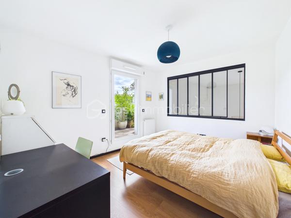 Coup de cœur assuré avenue Gaston Roussel pour ce superbe duplex de 87 m2, situé au 3ème étage sans ascenseur d'une résidence récente, calme et sécurisée par visiophone et surveillance vidéo.

Un bien rare sur le secteur, baigné de lumière par son orientation plein sud avec balcon de 22 m2 et terrasse de 20 m2 sans vis-à-vis.

Une distribution idéale et fonctionnelle :
Au premier niveau : Une entrée avec rangement, un très bel espace de vie lumineux de 40m2 avec plafond cathédrale, cuisine américaine, une première chambre parentale confortable de près de 12 m2 avec douche et un WC indépendant avec lavabo.

À l'étage : Un pallier menant à deux belles chambres (10,24 m2 et 11,24 m2) et une salle de bains avec WC.

Le grand confort du récent : Chauffage et eau chaude au gaz naturel, fenêtres en double vitrage PVC, et une excellente performance énergétique (classé C).

Places de parking avec électricité disponibles en sous–sol en sus.
Grand garage à vélos/poussettes avec porte en acier, dans le hall.

Idéalement situé à Romainville : écoles, crèche, square avec jeux pour enfants, supermarché, transports, pharmacie, centre médical et le FRAC grande zone d'art contemporain.

Transports :
Bus 145 et 245 au pied de l'immeuble (toutes les 8 min)
M5 Raymond Queneau (environ 12 min à pied)
M11 Romainville-Carnot (direct châtelet) (environ 15 min à pied)
Futur arrêt tramway T1 à 300 m

Charges 2025 : 4608€ qui vont baisser suite à un changement de syndic (eau froide, eau chaude et chauffage à la consommation réelle, entretien des parties communes et le service de surveillance vidéo).

Taxe foncière 2025 : 2421€.

Un duplex unique qui n'attend plus que vous !