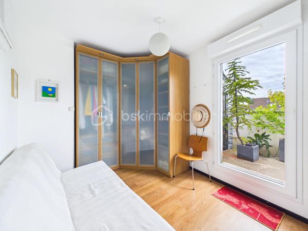 Coup de cœur assuré avenue Gaston Roussel pour ce superbe duplex de 87 m2, situé au 3ème étage sans ascenseur d'une résidence récente, calme et sécurisée par visiophone et surveillance vidéo.

Un bien rare sur le secteur, baigné de lumière par son orientation plein sud avec balcon de 22 m2 et terrasse de 20 m2 sans vis-à-vis.

Une distribution idéale et fonctionnelle :
Au premier niveau : Une entrée avec rangement, un très bel espace de vie lumineux de 40m2 avec plafond cathédrale, cuisine américaine, une première chambre parentale confortable de près de 12 m2 avec douche et un WC indépendant avec lavabo.

À l'étage : Un pallier menant à deux belles chambres (10,24 m2 et 11,24 m2) et une salle de bains avec WC.

Le grand confort du récent : Chauffage et eau chaude au gaz naturel, fenêtres en double vitrage PVC, et une excellente performance énergétique (classé C).

Places de parking avec électricité disponibles en sous–sol en sus.
Grand garage à vélos/poussettes avec porte en acier, dans le hall.

Idéalement situé à Romainville : écoles, crèche, square avec jeux pour enfants, supermarché, transports, pharmacie, centre médical et le FRAC grande zone d'art contemporain.

Transports :
Bus 145 et 245 au pied de l'immeuble (toutes les 8 min)
M5 Raymond Queneau (environ 12 min à pied)
M11 Romainville-Carnot (direct châtelet) (environ 15 min à pied)
Futur arrêt tramway T1 à 300 m

Charges 2025 : 4608€ qui vont baisser suite à un changement de syndic (eau froide, eau chaude et chauffage à la consommation réelle, entretien des parties communes et le service de surveillance vidéo).

Taxe foncière 2025 : 2421€.

Un duplex unique qui n'attend plus que vous !