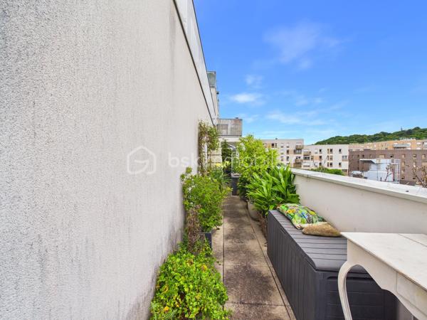 Coup de cœur assuré avenue Gaston Roussel pour ce superbe duplex de 87 m2, situé au 3ème étage sans ascenseur d'une résidence récente, calme et sécurisée par visiophone et surveillance vidéo.

Un bien rare sur le secteur, baigné de lumière par son orientation plein sud avec balcon de 22 m2 et terrasse de 20 m2 sans vis-à-vis.

Une distribution idéale et fonctionnelle :
Au premier niveau : Une entrée avec rangement, un très bel espace de vie lumineux de 40m2 avec plafond cathédrale, cuisine américaine, une première chambre parentale confortable de près de 12 m2 avec douche et un WC indépendant avec lavabo.

À l'étage : Un pallier menant à deux belles chambres (10,24 m2 et 11,24 m2) et une salle de bains avec WC.

Le grand confort du récent : Chauffage et eau chaude au gaz naturel, fenêtres en double vitrage PVC, et une excellente performance énergétique (classé C).

Places de parking avec électricité disponibles en sous–sol en sus.
Grand garage à vélos/poussettes avec porte en acier, dans le hall.

Idéalement situé à Romainville : écoles, crèche, square avec jeux pour enfants, supermarché, transports, pharmacie, centre médical et le FRAC grande zone d'art contemporain.

Transports :
Bus 145 et 245 au pied de l'immeuble (toutes les 8 min)
M5 Raymond Queneau (environ 12 min à pied)
M11 Romainville-Carnot (direct châtelet) (environ 15 min à pied)
Futur arrêt tramway T1 à 300 m

Charges 2025 : 4608€ qui vont baisser suite à un changement de syndic (eau froide, eau chaude et chauffage à la consommation réelle, entretien des parties communes et le service de surveillance vidéo).

Taxe foncière 2025 : 2421€.

Un duplex unique qui n'attend plus que vous !