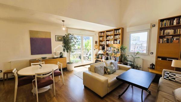 Coup de cœur assuré avenue Gaston Roussel pour ce superbe duplex de 87 m2, situé au 3ème étage sans ascenseur d'une résidence récente, calme et sécurisée par visiophone et surveillance vidéo.

Un bien rare sur le secteur, baigné de lumière par son orientation plein sud avec balcon de 22 m2 et terrasse de 20 m2 sans vis-à-vis.

Une distribution idéale et fonctionnelle :
Au premier niveau : Une entrée avec rangement, un très bel espace de vie lumineux de 40m2 avec plafond cathédrale, cuisine américaine, une première chambre parentale confortable de près de 12 m2 avec douche et un WC indépendant avec lavabo.

À l'étage : Un pallier menant à deux belles chambres (10,24 m2 et 11,24 m2) et une salle de bains avec WC.

Le grand confort du récent : Chauffage et eau chaude au gaz naturel, fenêtres en double vitrage PVC, et une excellente performance énergétique (classé C).

Places de parking avec électricité disponibles en sous–sol en sus.
Grand garage à vélos/poussettes avec porte en acier, dans le hall.

Idéalement situé à Romainville : écoles, crèche, square avec jeux pour enfants, supermarché, transports, pharmacie, centre médical et le FRAC grande zone d'art contemporain.

Transports :
Bus 145 et 245 au pied de l'immeuble (toutes les 8 min)
M5 Raymond Queneau (environ 12 min à pied)
M11 Romainville-Carnot (direct châtelet) (environ 15 min à pied)
Futur arrêt tramway T1 à 300 m

Charges 2025 : 4608€ qui vont baisser suite à un changement de syndic (eau froide, eau chaude et chauffage à la consommation réelle, entretien des parties communes et le service de surveillance vidéo).

Taxe foncière 2025 : 2421€.

Un duplex unique qui n'attend plus que vous !