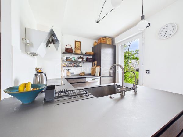 Coup de cœur assuré avenue Gaston Roussel pour ce superbe duplex de 87 m2, situé au 3ème étage sans ascenseur d'une résidence récente, calme et sécurisée par visiophone et surveillance vidéo.

Un bien rare sur le secteur, baigné de lumière par son orientation plein sud avec balcon de 22 m2 et terrasse de 20 m2 sans vis-à-vis.

Une distribution idéale et fonctionnelle :
Au premier niveau : Une entrée avec rangement, un très bel espace de vie lumineux de 40m2 avec plafond cathédrale, cuisine américaine, une première chambre parentale confortable de près de 12 m2 avec douche et un WC indépendant avec lavabo.

À l'étage : Un pallier menant à deux belles chambres (10,24 m2 et 11,24 m2) et une salle de bains avec WC.

Le grand confort du récent : Chauffage et eau chaude au gaz naturel, fenêtres en double vitrage PVC, et une excellente performance énergétique (classé C).

Places de parking avec électricité disponibles en sous–sol en sus.
Grand garage à vélos/poussettes avec porte en acier, dans le hall.

Idéalement situé à Romainville : écoles, crèche, square avec jeux pour enfants, supermarché, transports, pharmacie, centre médical et le FRAC grande zone d'art contemporain.

Transports :
Bus 145 et 245 au pied de l'immeuble (toutes les 8 min)
M5 Raymond Queneau (environ 12 min à pied)
M11 Romainville-Carnot (direct châtelet) (environ 15 min à pied)
Futur arrêt tramway T1 à 300 m

Charges 2025 : 4608€ qui vont baisser suite à un changement de syndic (eau froide, eau chaude et chauffage à la consommation réelle, entretien des parties communes et le service de surveillance vidéo).

Taxe foncière 2025 : 2421€.

Un duplex unique qui n'attend plus que vous !