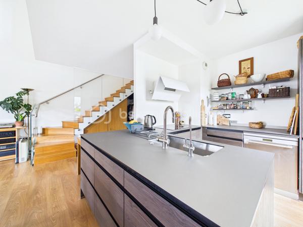 Coup de cœur assuré avenue Gaston Roussel pour ce superbe duplex de 87 m2, situé au 3ème étage sans ascenseur d'une résidence récente, calme et sécurisée par visiophone et surveillance vidéo.

Un bien rare sur le secteur, baigné de lumière par son orientation plein sud avec balcon de 22 m2 et terrasse de 20 m2 sans vis-à-vis.

Une distribution idéale et fonctionnelle :
Au premier niveau : Une entrée avec rangement, un très bel espace de vie lumineux de 40m2 avec plafond cathédrale, cuisine américaine, une première chambre parentale confortable de près de 12 m2 avec douche et un WC indépendant avec lavabo.

À l'étage : Un pallier menant à deux belles chambres (10,24 m2 et 11,24 m2) et une salle de bains avec WC.

Le grand confort du récent : Chauffage et eau chaude au gaz naturel, fenêtres en double vitrage PVC, et une excellente performance énergétique (classé C).

Places de parking avec électricité disponibles en sous–sol en sus.
Grand garage à vélos/poussettes avec porte en acier, dans le hall.

Idéalement situé à Romainville : écoles, crèche, square avec jeux pour enfants, supermarché, transports, pharmacie, centre médical et le FRAC grande zone d'art contemporain.

Transports :
Bus 145 et 245 au pied de l'immeuble (toutes les 8 min)
M5 Raymond Queneau (environ 12 min à pied)
M11 Romainville-Carnot (direct châtelet) (environ 15 min à pied)
Futur arrêt tramway T1 à 300 m

Charges 2025 : 4608€ qui vont baisser suite à un changement de syndic (eau froide, eau chaude et chauffage à la consommation réelle, entretien des parties communes et le service de surveillance vidéo).

Taxe foncière 2025 : 2421€.

Un duplex unique qui n'attend plus que vous !