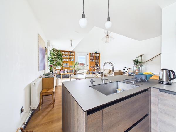 Coup de cœur assuré avenue Gaston Roussel pour ce superbe duplex de 87 m2, situé au 3ème étage sans ascenseur d'une résidence récente, calme et sécurisée par visiophone et surveillance vidéo.

Un bien rare sur le secteur, baigné de lumière par son orientation plein sud avec balcon de 22 m2 et terrasse de 20 m2 sans vis-à-vis.

Une distribution idéale et fonctionnelle :
Au premier niveau : Une entrée avec rangement, un très bel espace de vie lumineux de 40m2 avec plafond cathédrale, cuisine américaine, une première chambre parentale confortable de près de 12 m2 avec douche et un WC indépendant avec lavabo.

À l'étage : Un pallier menant à deux belles chambres (10,24 m2 et 11,24 m2) et une salle de bains avec WC.

Le grand confort du récent : Chauffage et eau chaude au gaz naturel, fenêtres en double vitrage PVC, et une excellente performance énergétique (classé C).

Places de parking avec électricité disponibles en sous–sol en sus.
Grand garage à vélos/poussettes avec porte en acier, dans le hall.

Idéalement situé à Romainville : écoles, crèche, square avec jeux pour enfants, supermarché, transports, pharmacie, centre médical et le FRAC grande zone d'art contemporain.

Transports :
Bus 145 et 245 au pied de l'immeuble (toutes les 8 min)
M5 Raymond Queneau (environ 12 min à pied)
M11 Romainville-Carnot (direct châtelet) (environ 15 min à pied)
Futur arrêt tramway T1 à 300 m

Charges 2025 : 4608€ qui vont baisser suite à un changement de syndic (eau froide, eau chaude et chauffage à la consommation réelle, entretien des parties communes et le service de surveillance vidéo).

Taxe foncière 2025 : 2421€.

Un duplex unique qui n'attend plus que vous !