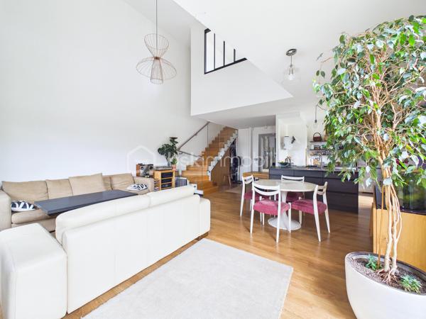 Coup de cœur assuré avenue Gaston Roussel pour ce superbe duplex de 87 m2, situé au 3ème étage sans ascenseur d'une résidence récente, calme et sécurisée par visiophone et surveillance vidéo.

Un bien rare sur le secteur, baigné de lumière par son orientation plein sud avec balcon de 22 m2 et terrasse de 20 m2 sans vis-à-vis.

Une distribution idéale et fonctionnelle :
Au premier niveau : Une entrée avec rangement, un très bel espace de vie lumineux de 40m2 avec plafond cathédrale, cuisine américaine, une première chambre parentale confortable de près de 12 m2 avec douche et un WC indépendant avec lavabo.

À l'étage : Un pallier menant à deux belles chambres (10,24 m2 et 11,24 m2) et une salle de bains avec WC.

Le grand confort du récent : Chauffage et eau chaude au gaz naturel, fenêtres en double vitrage PVC, et une excellente performance énergétique (classé C).

Places de parking avec électricité disponibles en sous–sol en sus.
Grand garage à vélos/poussettes avec porte en acier, dans le hall.

Idéalement situé à Romainville : écoles, crèche, square avec jeux pour enfants, supermarché, transports, pharmacie, centre médical et le FRAC grande zone d'art contemporain.

Transports :
Bus 145 et 245 au pied de l'immeuble (toutes les 8 min)
M5 Raymond Queneau (environ 12 min à pied)
M11 Romainville-Carnot (direct châtelet) (environ 15 min à pied)
Futur arrêt tramway T1 à 300 m

Charges 2025 : 4608€ qui vont baisser suite à un changement de syndic (eau froide, eau chaude et chauffage à la consommation réelle, entretien des parties communes et le service de surveillance vidéo).

Taxe foncière 2025 : 2421€.

Un duplex unique qui n'attend plus que vous !