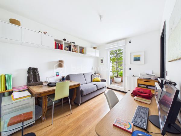 Coup de cœur assuré avenue Gaston Roussel pour ce superbe duplex de 87 m2, situé au 3ème étage sans ascenseur d'une résidence récente, calme et sécurisée par visiophone et surveillance vidéo.

Un bien rare sur le secteur, baigné de lumière par son orientation plein sud avec balcon de 22 m2 et terrasse de 20 m2 sans vis-à-vis.

Une distribution idéale et fonctionnelle :
Au premier niveau : Une entrée avec rangement, un très bel espace de vie lumineux de 40m2 avec plafond cathédrale, cuisine américaine, une première chambre parentale confortable de près de 12 m2 avec douche et un WC indépendant avec lavabo.

À l'étage : Un pallier menant à deux belles chambres (10,24 m2 et 11,24 m2) et une salle de bains avec WC.

Le grand confort du récent : Chauffage et eau chaude au gaz naturel, fenêtres en double vitrage PVC, et une excellente performance énergétique (classé C).

Places de parking avec électricité disponibles en sous–sol en sus.
Grand garage à vélos/poussettes avec porte en acier, dans le hall.

Idéalement situé à Romainville : écoles, crèche, square avec jeux pour enfants, supermarché, transports, pharmacie, centre médical et le FRAC grande zone d'art contemporain.

Transports :
Bus 145 et 245 au pied de l'immeuble (toutes les 8 min)
M5 Raymond Queneau (environ 12 min à pied)
M11 Romainville-Carnot (direct châtelet) (environ 15 min à pied)
Futur arrêt tramway T1 à 300 m

Charges 2025 : 4608€ qui vont baisser suite à un changement de syndic (eau froide, eau chaude et chauffage à la consommation réelle, entretien des parties communes et le service de surveillance vidéo).

Taxe foncière 2025 : 2421€.

Un duplex unique qui n'attend plus que vous !