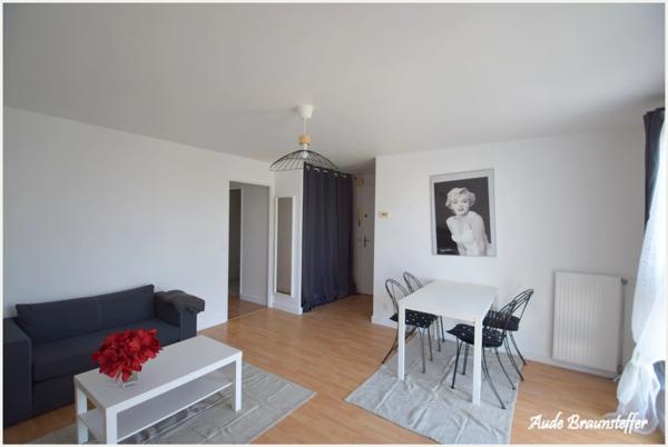 Dpt Yvelines (78), à louer limitrophe Saint Germain en Laye, appartement T2 rénové loué en meublé avec place de parking