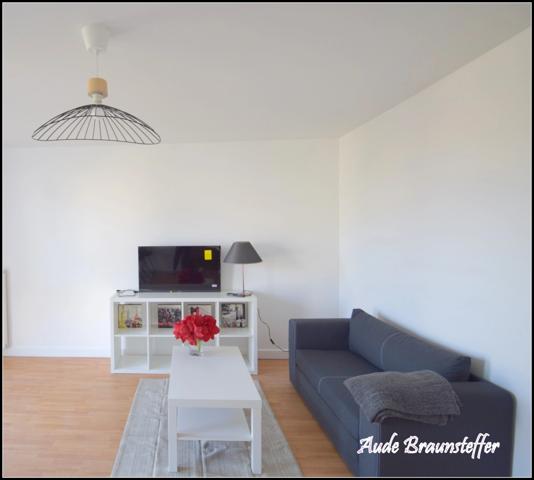 Dpt Yvelines (78), à louer limitrophe Saint Germain en Laye, appartement T2 rénové loué en meublé avec place de parking