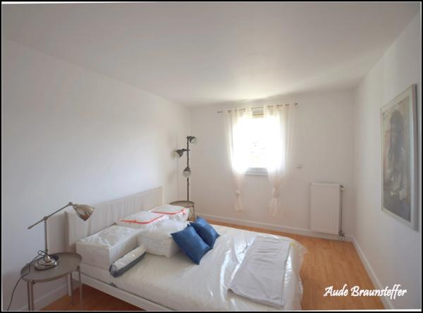 Dpt Yvelines (78), à louer limitrophe Saint Germain en Laye, appartement T2 rénové loué en meublé avec place de parking