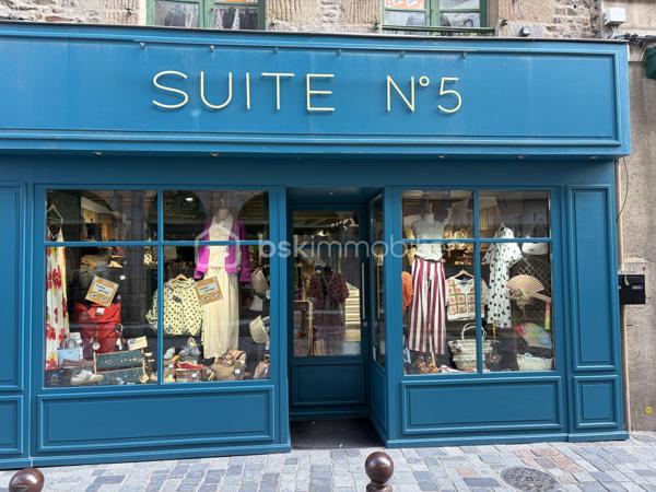 Fougères – Evan REBILLON, BSK Immobilier - À vendre, fonds de commerce idéalement situé en plein centre-ville de Fougères.

Cette boutique, spécialisée dans le prêt-à-porter, la maroquinerie, les accessoires, les bijoux et les articles de voyage, bénéficie d'un emplacement attractif et d'une clientèle fidèle.

Le magasin dispose d'une surface d'environ 90 m². Au rez-de-chaussée, vous trouverez un espace de vente chaleureux et fonctionnel. À l'étage, une pièce qui peut-être  dédiée à l'organisation de salons et de ventes privées, offrant à la clientèle un cadre confortable et privilégié.

Une cave ainsi qu'une réserve située au deuxième étage complètent le bien et permettent un stockage optimal des marchandises.

Le commerce est proposé à la reprise avec l'acquisition du fonds de commerce. Possibilité d'acquérir également les murs commerciaux.

Activité saine avec une bonne rentabilité, un chiffre d'affaires solide et de bons résultats financiers.

Équipe en place :

 1 salariée à temps plein (35 h/semaine)
 1 apprenti à compter du 1er août 2026

Loyer : environ 1 600 € par mois.

Dossier complet et renseignements complémentaires sur demande.