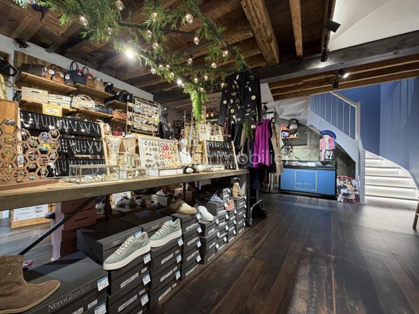 Fougères – Evan REBILLON, BSK Immobilier - À vendre, fonds de commerce idéalement situé en plein centre-ville de Fougères.

Cette boutique, spécialisée dans le prêt-à-porter, la maroquinerie, les accessoires, les bijoux et les articles de voyage, bénéficie d'un emplacement attractif et d'une clientèle fidèle.

Le magasin dispose d'une surface d'environ 90 m². Au rez-de-chaussée, vous trouverez un espace de vente chaleureux et fonctionnel. À l'étage, une pièce qui peut-être  dédiée à l'organisation de salons et de ventes privées, offrant à la clientèle un cadre confortable et privilégié.

Une cave ainsi qu'une réserve située au deuxième étage complètent le bien et permettent un stockage optimal des marchandises.

Le commerce est proposé à la reprise avec l'acquisition du fonds de commerce. Possibilité d'acquérir également les murs commerciaux.

Activité saine avec une bonne rentabilité, un chiffre d'affaires solide et de bons résultats financiers.

Équipe en place :

 1 salariée à temps plein (35 h/semaine)
 1 apprenti à compter du 1er août 2026

Loyer : environ 1 600 € par mois.

Dossier complet et renseignements complémentaires sur demande.