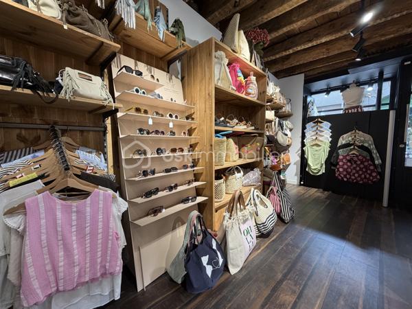 Fougères – Evan REBILLON, BSK Immobilier - À vendre, fonds de commerce idéalement situé en plein centre-ville de Fougères.

Cette boutique, spécialisée dans le prêt-à-porter, la maroquinerie, les accessoires, les bijoux et les articles de voyage, bénéficie d'un emplacement attractif et d'une clientèle fidèle.

Le magasin dispose d'une surface d'environ 90 m². Au rez-de-chaussée, vous trouverez un espace de vente chaleureux et fonctionnel. À l'étage, une pièce qui peut-être  dédiée à l'organisation de salons et de ventes privées, offrant à la clientèle un cadre confortable et privilégié.

Une cave ainsi qu'une réserve située au deuxième étage complètent le bien et permettent un stockage optimal des marchandises.

Le commerce est proposé à la reprise avec l'acquisition du fonds de commerce. Possibilité d'acquérir également les murs commerciaux.

Activité saine avec une bonne rentabilité, un chiffre d'affaires solide et de bons résultats financiers.

Équipe en place :

 1 salariée à temps plein (35 h/semaine)
 1 apprenti à compter du 1er août 2026

Loyer : environ 1 600 € par mois.

Dossier complet et renseignements complémentaires sur demande.