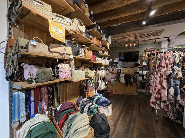 Fougères – Evan REBILLON, BSK Immobilier - À vendre, fonds de commerce idéalement situé en plein centre-ville de Fougères.

Cette boutique, spécialisée dans le prêt-à-porter, la maroquinerie, les accessoires, les bijoux et les articles de voyage, bénéficie d'un emplacement attractif et d'une clientèle fidèle.

Le magasin dispose d'une surface d'environ 90 m². Au rez-de-chaussée, vous trouverez un espace de vente chaleureux et fonctionnel. À l'étage, une pièce qui peut-être  dédiée à l'organisation de salons et de ventes privées, offrant à la clientèle un cadre confortable et privilégié.

Une cave ainsi qu'une réserve située au deuxième étage complètent le bien et permettent un stockage optimal des marchandises.

Le commerce est proposé à la reprise avec l'acquisition du fonds de commerce. Possibilité d'acquérir également les murs commerciaux.

Activité saine avec une bonne rentabilité, un chiffre d'affaires solide et de bons résultats financiers.

Équipe en place :

 1 salariée à temps plein (35 h/semaine)
 1 apprenti à compter du 1er août 2026

Loyer : environ 1 600 € par mois.

Dossier complet et renseignements complémentaires sur demande.