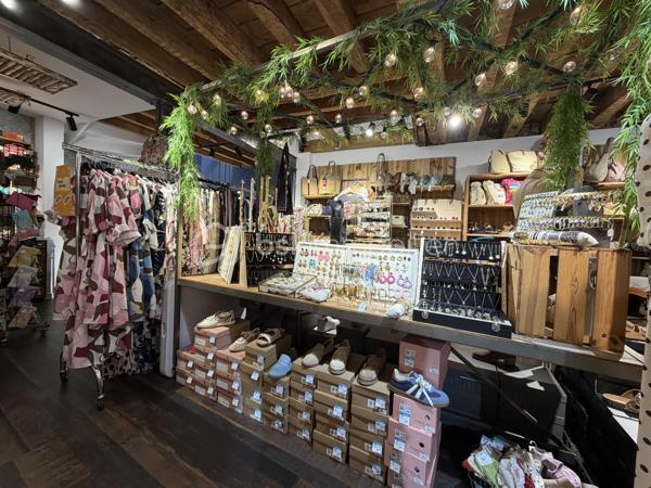 Fougères – Evan REBILLON, BSK Immobilier - À vendre, fonds de commerce idéalement situé en plein centre-ville de Fougères.

Cette boutique, spécialisée dans le prêt-à-porter, la maroquinerie, les accessoires, les bijoux et les articles de voyage, bénéficie d'un emplacement attractif et d'une clientèle fidèle.

Le magasin dispose d'une surface d'environ 90 m². Au rez-de-chaussée, vous trouverez un espace de vente chaleureux et fonctionnel. À l'étage, une pièce qui peut-être  dédiée à l'organisation de salons et de ventes privées, offrant à la clientèle un cadre confortable et privilégié.

Une cave ainsi qu'une réserve située au deuxième étage complètent le bien et permettent un stockage optimal des marchandises.

Le commerce est proposé à la reprise avec l'acquisition du fonds de commerce. Possibilité d'acquérir également les murs commerciaux.

Activité saine avec une bonne rentabilité, un chiffre d'affaires solide et de bons résultats financiers.

Équipe en place :

 1 salariée à temps plein (35 h/semaine)
 1 apprenti à compter du 1er août 2026

Loyer : environ 1 600 € par mois.

Dossier complet et renseignements complémentaires sur demande.