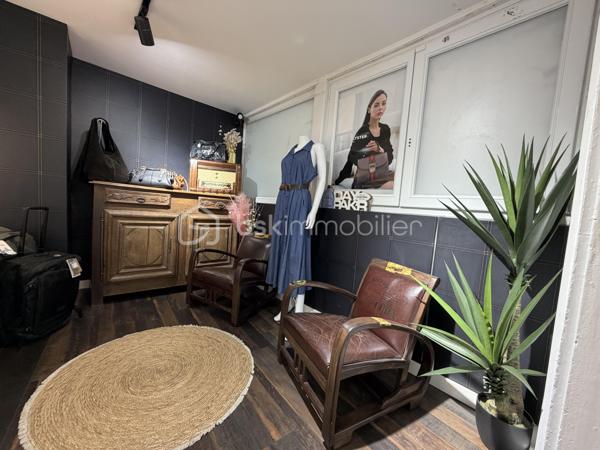 Fougères – Evan REBILLON, BSK Immobilier - À vendre, fonds de commerce idéalement situé en plein centre-ville de Fougères.

Cette boutique, spécialisée dans le prêt-à-porter, la maroquinerie, les accessoires, les bijoux et les articles de voyage, bénéficie d'un emplacement attractif et d'une clientèle fidèle.

Le magasin dispose d'une surface d'environ 90 m². Au rez-de-chaussée, vous trouverez un espace de vente chaleureux et fonctionnel. À l'étage, une pièce qui peut-être  dédiée à l'organisation de salons et de ventes privées, offrant à la clientèle un cadre confortable et privilégié.

Une cave ainsi qu'une réserve située au deuxième étage complètent le bien et permettent un stockage optimal des marchandises.

Le commerce est proposé à la reprise avec l'acquisition du fonds de commerce. Possibilité d'acquérir également les murs commerciaux.

Activité saine avec une bonne rentabilité, un chiffre d'affaires solide et de bons résultats financiers.

Équipe en place :

 1 salariée à temps plein (35 h/semaine)
 1 apprenti à compter du 1er août 2026

Loyer : environ 1 600 € par mois.

Dossier complet et renseignements complémentaires sur demande.
