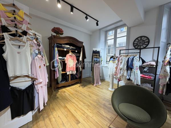 Fougères – Evan REBILLON, BSK Immobilier - À vendre, fonds de commerce idéalement situé en plein centre-ville de Fougères.

Cette boutique, spécialisée dans le prêt-à-porter, la maroquinerie, les accessoires, les bijoux et les articles de voyage, bénéficie d'un emplacement attractif et d'une clientèle fidèle.

Le magasin dispose d'une surface d'environ 90 m². Au rez-de-chaussée, vous trouverez un espace de vente chaleureux et fonctionnel. À l'étage, une pièce qui peut-être  dédiée à l'organisation de salons et de ventes privées, offrant à la clientèle un cadre confortable et privilégié.

Une cave ainsi qu'une réserve située au deuxième étage complètent le bien et permettent un stockage optimal des marchandises.

Le commerce est proposé à la reprise avec l'acquisition du fonds de commerce. Possibilité d'acquérir également les murs commerciaux.

Activité saine avec une bonne rentabilité, un chiffre d'affaires solide et de bons résultats financiers.

Équipe en place :

 1 salariée à temps plein (35 h/semaine)
 1 apprenti à compter du 1er août 2026

Loyer : environ 1 600 € par mois.

Dossier complet et renseignements complémentaires sur demande.