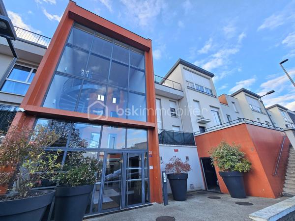 Rue François Mauriac, résidence de standing édifiée en 2010, venez découvrir cet appartement 2 pièces moderne et chaleureux de 44m².

LES ATOUTS DU BIEN 
• Terrasse et jardin sans vis-à-vis
• Calme
• Aucun travaux à prévoir
• Locataire de qualités 
• Belle rentabilité
• Parking

AGENCEMENT
• Séjour avec cuisine ouverte
• Chambre
• Salle de bains avec WC
• Terrasse et jardin

INFORMATIONS TECHNIQUES 
• Chauffage individuel électrique 
• Ballon d'eau chaude
• Double vitrage PVC avec volets roulants
• Radiateurs récents 

INFORMATIONS FINANCIERES
• DPE D
• Charges de copropriété : 94 € / mois (soit 1128 € / an, comprenant eau froide, fond travaux, parties communes)
• Taxe foncière : 1134 €

COPROPRIETE
• Immeuble de 225 lots principaux
• Pas de procédure en cours
• Nombre de lots annoncés : 2

Offrez-vous ce coin de paradis dans un quartier calme avec toutes les commodités à pied !

Ludovic MOREL
Votre Partenaire Immobilier
Depuis 2010

•••