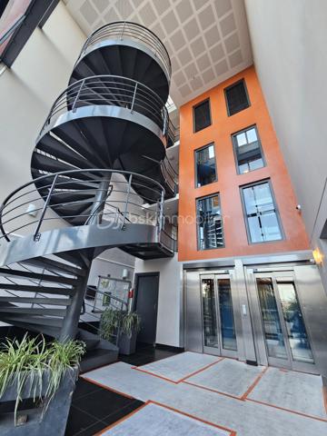Rue François Mauriac, résidence de standing édifiée en 2010, venez découvrir cet appartement 2 pièces moderne et chaleureux de 44m².

LES ATOUTS DU BIEN 
• Terrasse et jardin sans vis-à-vis
• Calme
• Aucun travaux à prévoir
• Locataire de qualités 
• Belle rentabilité
• Parking

AGENCEMENT
• Séjour avec cuisine ouverte
• Chambre
• Salle de bains avec WC
• Terrasse et jardin

INFORMATIONS TECHNIQUES 
• Chauffage individuel électrique 
• Ballon d'eau chaude
• Double vitrage PVC avec volets roulants
• Radiateurs récents 

INFORMATIONS FINANCIERES
• DPE D
• Charges de copropriété : 94 € / mois (soit 1128 € / an, comprenant eau froide, fond travaux, parties communes)
• Taxe foncière : 1134 €

COPROPRIETE
• Immeuble de 225 lots principaux
• Pas de procédure en cours
• Nombre de lots annoncés : 2

Offrez-vous ce coin de paradis dans un quartier calme avec toutes les commodités à pied !

Ludovic MOREL
Votre Partenaire Immobilier
Depuis 2010

•••