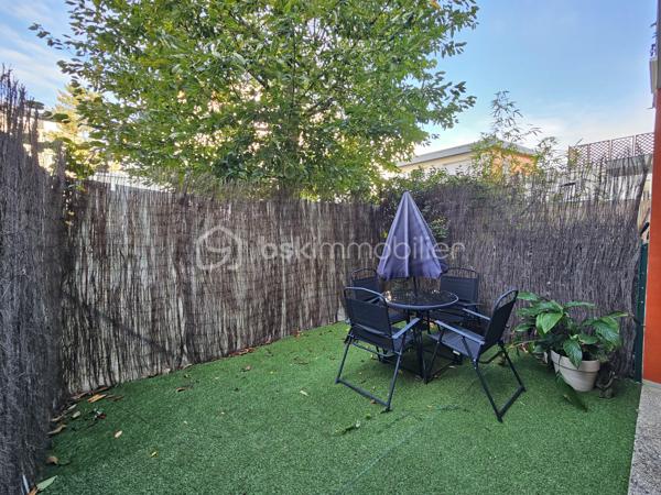 Rue François Mauriac, résidence de standing édifiée en 2010, venez découvrir cet appartement 2 pièces moderne et chaleureux de 44m².

LES ATOUTS DU BIEN 
• Terrasse et jardin sans vis-à-vis
• Calme
• Aucun travaux à prévoir
• Locataire de qualités 
• Belle rentabilité
• Parking

AGENCEMENT
• Séjour avec cuisine ouverte
• Chambre
• Salle de bains avec WC
• Terrasse et jardin

INFORMATIONS TECHNIQUES 
• Chauffage individuel électrique 
• Ballon d'eau chaude
• Double vitrage PVC avec volets roulants
• Radiateurs récents 

INFORMATIONS FINANCIERES
• DPE D
• Charges de copropriété : 94 € / mois (soit 1128 € / an, comprenant eau froide, fond travaux, parties communes)
• Taxe foncière : 1134 €

COPROPRIETE
• Immeuble de 225 lots principaux
• Pas de procédure en cours
• Nombre de lots annoncés : 2

Offrez-vous ce coin de paradis dans un quartier calme avec toutes les commodités à pied !

Ludovic MOREL
Votre Partenaire Immobilier
Depuis 2010

•••