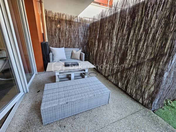Rue François Mauriac, résidence de standing édifiée en 2010, venez découvrir cet appartement 2 pièces moderne et chaleureux de 44m².

LES ATOUTS DU BIEN 
• Terrasse et jardin sans vis-à-vis
• Calme
• Aucun travaux à prévoir
• Locataire de qualités 
• Belle rentabilité
• Parking

AGENCEMENT
• Séjour avec cuisine ouverte
• Chambre
• Salle de bains avec WC
• Terrasse et jardin

INFORMATIONS TECHNIQUES 
• Chauffage individuel électrique 
• Ballon d'eau chaude
• Double vitrage PVC avec volets roulants
• Radiateurs récents 

INFORMATIONS FINANCIERES
• DPE D
• Charges de copropriété : 94 € / mois (soit 1128 € / an, comprenant eau froide, fond travaux, parties communes)
• Taxe foncière : 1134 €

COPROPRIETE
• Immeuble de 225 lots principaux
• Pas de procédure en cours
• Nombre de lots annoncés : 2

Offrez-vous ce coin de paradis dans un quartier calme avec toutes les commodités à pied !

Ludovic MOREL
Votre Partenaire Immobilier
Depuis 2010

•••