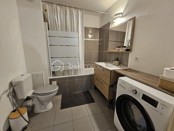Rue François Mauriac, résidence de standing édifiée en 2010, venez découvrir cet appartement 2 pièces moderne et chaleureux de 44m².

LES ATOUTS DU BIEN 
• Terrasse et jardin sans vis-à-vis
• Calme
• Aucun travaux à prévoir
• Locataire de qualités 
• Belle rentabilité
• Parking

AGENCEMENT
• Séjour avec cuisine ouverte
• Chambre
• Salle de bains avec WC
• Terrasse et jardin

INFORMATIONS TECHNIQUES 
• Chauffage individuel électrique 
• Ballon d'eau chaude
• Double vitrage PVC avec volets roulants
• Radiateurs récents 

INFORMATIONS FINANCIERES
• DPE D
• Charges de copropriété : 94 € / mois (soit 1128 € / an, comprenant eau froide, fond travaux, parties communes)
• Taxe foncière : 1134 €

COPROPRIETE
• Immeuble de 225 lots principaux
• Pas de procédure en cours
• Nombre de lots annoncés : 2

Offrez-vous ce coin de paradis dans un quartier calme avec toutes les commodités à pied !

Ludovic MOREL
Votre Partenaire Immobilier
Depuis 2010

•••