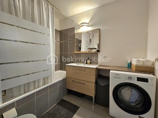 Rue François Mauriac, résidence de standing édifiée en 2010, venez découvrir cet appartement 2 pièces moderne et chaleureux de 44m².

LES ATOUTS DU BIEN 
• Terrasse et jardin sans vis-à-vis
• Calme
• Aucun travaux à prévoir
• Locataire de qualités 
• Belle rentabilité
• Parking

AGENCEMENT
• Séjour avec cuisine ouverte
• Chambre
• Salle de bains avec WC
• Terrasse et jardin

INFORMATIONS TECHNIQUES 
• Chauffage individuel électrique 
• Ballon d'eau chaude
• Double vitrage PVC avec volets roulants
• Radiateurs récents 

INFORMATIONS FINANCIERES
• DPE D
• Charges de copropriété : 94 € / mois (soit 1128 € / an, comprenant eau froide, fond travaux, parties communes)
• Taxe foncière : 1134 €

COPROPRIETE
• Immeuble de 225 lots principaux
• Pas de procédure en cours
• Nombre de lots annoncés : 2

Offrez-vous ce coin de paradis dans un quartier calme avec toutes les commodités à pied !

Ludovic MOREL
Votre Partenaire Immobilier
Depuis 2010

•••