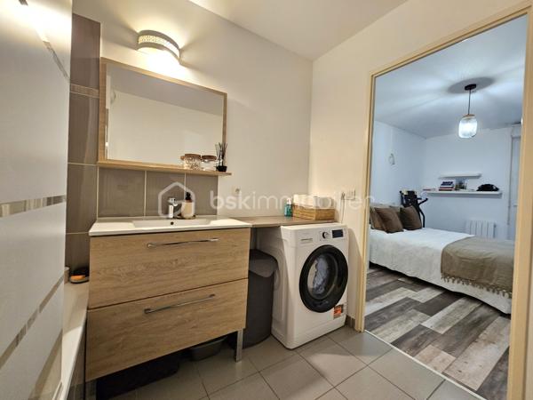 Rue François Mauriac, résidence de standing édifiée en 2010, venez découvrir cet appartement 2 pièces moderne et chaleureux de 44m².

LES ATOUTS DU BIEN 
• Terrasse et jardin sans vis-à-vis
• Calme
• Aucun travaux à prévoir
• Locataire de qualités 
• Belle rentabilité
• Parking

AGENCEMENT
• Séjour avec cuisine ouverte
• Chambre
• Salle de bains avec WC
• Terrasse et jardin

INFORMATIONS TECHNIQUES 
• Chauffage individuel électrique 
• Ballon d'eau chaude
• Double vitrage PVC avec volets roulants
• Radiateurs récents 

INFORMATIONS FINANCIERES
• DPE D
• Charges de copropriété : 94 € / mois (soit 1128 € / an, comprenant eau froide, fond travaux, parties communes)
• Taxe foncière : 1134 €

COPROPRIETE
• Immeuble de 225 lots principaux
• Pas de procédure en cours
• Nombre de lots annoncés : 2

Offrez-vous ce coin de paradis dans un quartier calme avec toutes les commodités à pied !

Ludovic MOREL
Votre Partenaire Immobilier
Depuis 2010

•••
