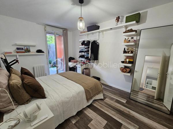 Rue François Mauriac, résidence de standing édifiée en 2010, venez découvrir cet appartement 2 pièces moderne et chaleureux de 44m².

LES ATOUTS DU BIEN 
• Terrasse et jardin sans vis-à-vis
• Calme
• Aucun travaux à prévoir
• Locataire de qualités 
• Belle rentabilité
• Parking

AGENCEMENT
• Séjour avec cuisine ouverte
• Chambre
• Salle de bains avec WC
• Terrasse et jardin

INFORMATIONS TECHNIQUES 
• Chauffage individuel électrique 
• Ballon d'eau chaude
• Double vitrage PVC avec volets roulants
• Radiateurs récents 

INFORMATIONS FINANCIERES
• DPE D
• Charges de copropriété : 94 € / mois (soit 1128 € / an, comprenant eau froide, fond travaux, parties communes)
• Taxe foncière : 1134 €

COPROPRIETE
• Immeuble de 225 lots principaux
• Pas de procédure en cours
• Nombre de lots annoncés : 2

Offrez-vous ce coin de paradis dans un quartier calme avec toutes les commodités à pied !

Ludovic MOREL
Votre Partenaire Immobilier
Depuis 2010

•••