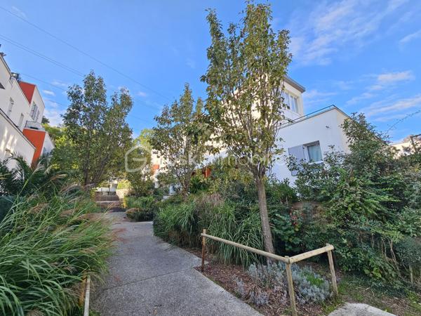 Rue François Mauriac, résidence de standing édifiée en 2010, venez découvrir cet appartement 2 pièces moderne et chaleureux de 44m².

LES ATOUTS DU BIEN 
• Terrasse et jardin sans vis-à-vis
• Calme
• Aucun travaux à prévoir
• Locataire de qualités 
• Belle rentabilité
• Parking

AGENCEMENT
• Séjour avec cuisine ouverte
• Chambre
• Salle de bains avec WC
• Terrasse et jardin

INFORMATIONS TECHNIQUES 
• Chauffage individuel électrique 
• Ballon d'eau chaude
• Double vitrage PVC avec volets roulants
• Radiateurs récents 

INFORMATIONS FINANCIERES
• DPE D
• Charges de copropriété : 94 € / mois (soit 1128 € / an, comprenant eau froide, fond travaux, parties communes)
• Taxe foncière : 1134 €

COPROPRIETE
• Immeuble de 225 lots principaux
• Pas de procédure en cours
• Nombre de lots annoncés : 2

Offrez-vous ce coin de paradis dans un quartier calme avec toutes les commodités à pied !

Ludovic MOREL
Votre Partenaire Immobilier
Depuis 2010

•••