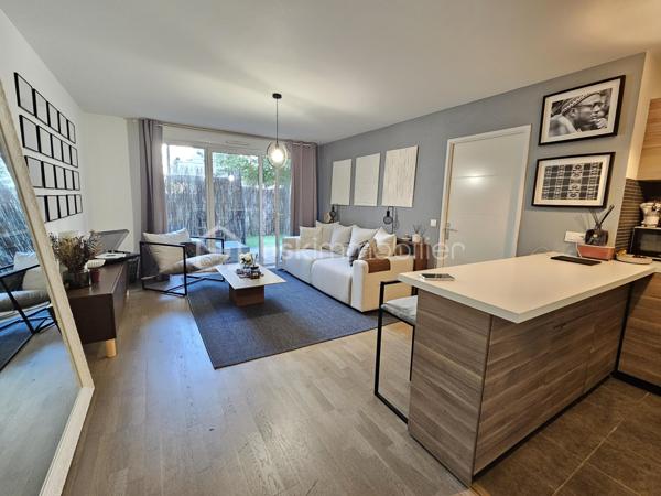Rue François Mauriac, résidence de standing édifiée en 2010, venez découvrir cet appartement 2 pièces moderne et chaleureux de 44m².

LES ATOUTS DU BIEN 
• Terrasse et jardin sans vis-à-vis
• Calme
• Aucun travaux à prévoir
• Locataire de qualités 
• Belle rentabilité
• Parking

AGENCEMENT
• Séjour avec cuisine ouverte
• Chambre
• Salle de bains avec WC
• Terrasse et jardin

INFORMATIONS TECHNIQUES 
• Chauffage individuel électrique 
• Ballon d'eau chaude
• Double vitrage PVC avec volets roulants
• Radiateurs récents 

INFORMATIONS FINANCIERES
• DPE D
• Charges de copropriété : 94 € / mois (soit 1128 € / an, comprenant eau froide, fond travaux, parties communes)
• Taxe foncière : 1134 €

COPROPRIETE
• Immeuble de 225 lots principaux
• Pas de procédure en cours
• Nombre de lots annoncés : 2

Offrez-vous ce coin de paradis dans un quartier calme avec toutes les commodités à pied !

Ludovic MOREL
Votre Partenaire Immobilier
Depuis 2010

•••