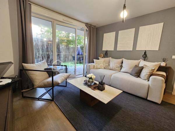 Rue François Mauriac, résidence de standing édifiée en 2010, venez découvrir cet appartement 2 pièces moderne et chaleureux de 44m².

LES ATOUTS DU BIEN 
• Terrasse et jardin sans vis-à-vis
• Calme
• Aucun travaux à prévoir
• Locataire de qualités 
• Belle rentabilité
• Parking

AGENCEMENT
• Séjour avec cuisine ouverte
• Chambre
• Salle de bains avec WC
• Terrasse et jardin

INFORMATIONS TECHNIQUES 
• Chauffage individuel électrique 
• Ballon d'eau chaude
• Double vitrage PVC avec volets roulants
• Radiateurs récents 

INFORMATIONS FINANCIERES
• DPE D
• Charges de copropriété : 94 € / mois (soit 1128 € / an, comprenant eau froide, fond travaux, parties communes)
• Taxe foncière : 1134 €

COPROPRIETE
• Immeuble de 225 lots principaux
• Pas de procédure en cours
• Nombre de lots annoncés : 2

Offrez-vous ce coin de paradis dans un quartier calme avec toutes les commodités à pied !

Ludovic MOREL
Votre Partenaire Immobilier
Depuis 2010

•••
