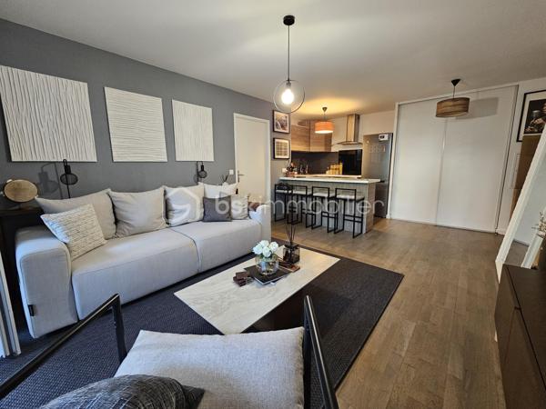 Rue François Mauriac, résidence de standing édifiée en 2010, venez découvrir cet appartement 2 pièces moderne et chaleureux de 44m².

LES ATOUTS DU BIEN 
• Terrasse et jardin sans vis-à-vis
• Calme
• Aucun travaux à prévoir
• Locataire de qualités 
• Belle rentabilité
• Parking

AGENCEMENT
• Séjour avec cuisine ouverte
• Chambre
• Salle de bains avec WC
• Terrasse et jardin

INFORMATIONS TECHNIQUES 
• Chauffage individuel électrique 
• Ballon d'eau chaude
• Double vitrage PVC avec volets roulants
• Radiateurs récents 

INFORMATIONS FINANCIERES
• DPE D
• Charges de copropriété : 94 € / mois (soit 1128 € / an, comprenant eau froide, fond travaux, parties communes)
• Taxe foncière : 1134 €

COPROPRIETE
• Immeuble de 225 lots principaux
• Pas de procédure en cours
• Nombre de lots annoncés : 2

Offrez-vous ce coin de paradis dans un quartier calme avec toutes les commodités à pied !

Ludovic MOREL
Votre Partenaire Immobilier
Depuis 2010

•••