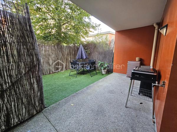 Rue François Mauriac, résidence de standing édifiée en 2010, venez découvrir cet appartement 2 pièces moderne et chaleureux de 44m².

LES ATOUTS DU BIEN 
• Terrasse et jardin sans vis-à-vis
• Calme
• Aucun travaux à prévoir
• Locataire de qualités 
• Belle rentabilité
• Parking

AGENCEMENT
• Séjour avec cuisine ouverte
• Chambre
• Salle de bains avec WC
• Terrasse et jardin

INFORMATIONS TECHNIQUES 
• Chauffage individuel électrique 
• Ballon d'eau chaude
• Double vitrage PVC avec volets roulants
• Radiateurs récents 

INFORMATIONS FINANCIERES
• DPE D
• Charges de copropriété : 94 € / mois (soit 1128 € / an, comprenant eau froide, fond travaux, parties communes)
• Taxe foncière : 1134 €

COPROPRIETE
• Immeuble de 225 lots principaux
• Pas de procédure en cours
• Nombre de lots annoncés : 2

Offrez-vous ce coin de paradis dans un quartier calme avec toutes les commodités à pied !

Ludovic MOREL
Votre Partenaire Immobilier
Depuis 2010

•••