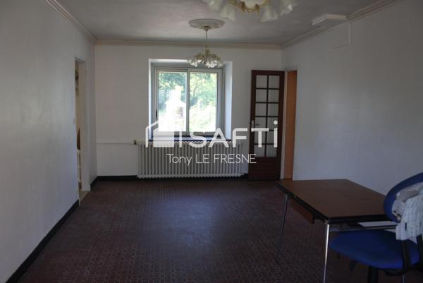 Maison mitoyenne d'un coté ( POSSIBILITE D'ACQUERIR COTE MITOYEN  SANS PROBLEME + 55M2 ) située en campagne au calme sur son petit terrain, rénovée en 1975.