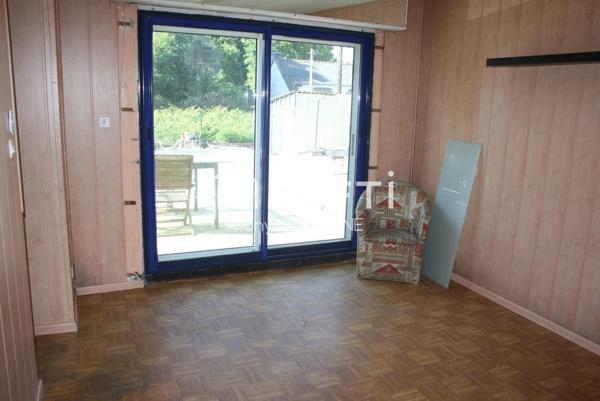 Maison mitoyenne d'un coté ( POSSIBILITE D'ACQUERIR COTE MITOYEN  SANS PROBLEME + 55M2 ) située en campagne au calme sur son petit terrain, rénovée en 1975.