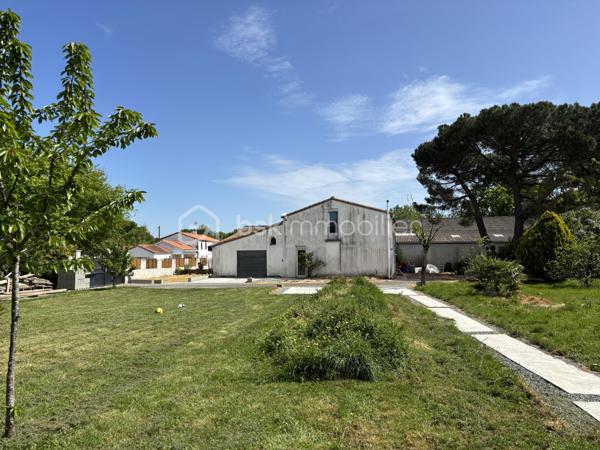 En exclusivité chez BSK Immobilier, découvrez cette maison située sur Montaigu-Vendée, dans un environnement calme et verdoyant, idéal pour profiter d'un cadre de vie paisible à la campagne tout en restant proche des commodités.
Son emplacement constitue un véritable atout : à moins de 10 minutes du centre de Montaigu-Vendée, de sa gare, de ses collèges, lycées et nombreux commerces. Les transports scolaires accessibles à proximité facilitent également le quotidien des familles.
Rénovée en grande partie depuis 2021, elle bénéficie de nombreux équipements récents : chaudière à granulés, micro-station, électricité et plomberie, toiture, VMC hygroréglable ainsi qu'environ 80 % des menuiseries remplacées.
La maison offre au rez-de-chaussée une pièce de vie avec cuisine ouverte aménagée et semi-équipée, prolongée par un salon lumineux donnant accès à une terrasse d'environ 50 m². Une arrière-cuisine, une chaufferie, un atelier pouvant permettre un agrandissement du salon, une salle d'eau avec WC ainsi qu'une grande chambre complètent ce niveau. Cette dernière offre notamment la possibilité de créer une suite parentale.
À l'étage, un vaste palier dessert trois chambres avec placards, un espace bureau, un WC indépendant ainsi qu'une pièce sous combles aménageable. Grâce à ses volumes généreux, la maison peut accueillir jusqu'à 5 à 6 chambres selon vos besoins.
À l'extérieur, vous profiterez d'un grand terrain clos avec portail électrique et interphone. Un puits avec pompe facilite l'arrosage du jardin et un préau complète les aménagements extérieurs. Le terrain présente également un potentiel de division et de constructibilité, sous réserve des autorisations d'urbanisme.
Les atouts : • Environnement calme et campagne préservée • À moins de 10 minutes de Montaigu-Vendée, de la gare, des collèges, lycées et commerces • Transports scolaires à proximité • Rénovations récentes et équipements performants • Potentiel de 5 à 6 chambres • Possibilités d'agrandissement et d'évolution • Terrain offrant un fort potentiel
Vous souhaitez obtenir davantage d'informations ou organiser une visite ?
Contactez-moi sans tarder au 06 63 61 34 66 pour découvrir tout le potentiel de cette propriété.
Au plaisir de vous accompagner dans votre projet,