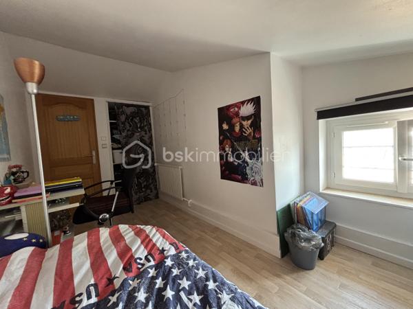 En exclusivité chez BSK Immobilier, découvrez cette maison située sur Montaigu-Vendée, dans un environnement calme et verdoyant, idéal pour profiter d'un cadre de vie paisible à la campagne tout en restant proche des commodités.
Son emplacement constitue un véritable atout : à moins de 10 minutes du centre de Montaigu-Vendée, de sa gare, de ses collèges, lycées et nombreux commerces. Les transports scolaires accessibles à proximité facilitent également le quotidien des familles.
Rénovée en grande partie depuis 2021, elle bénéficie de nombreux équipements récents : chaudière à granulés, micro-station, électricité et plomberie, toiture, VMC hygroréglable ainsi qu'environ 80 % des menuiseries remplacées.
La maison offre au rez-de-chaussée une pièce de vie avec cuisine ouverte aménagée et semi-équipée, prolongée par un salon lumineux donnant accès à une terrasse d'environ 50 m². Une arrière-cuisine, une chaufferie, un atelier pouvant permettre un agrandissement du salon, une salle d'eau avec WC ainsi qu'une grande chambre complètent ce niveau. Cette dernière offre notamment la possibilité de créer une suite parentale.
À l'étage, un vaste palier dessert trois chambres avec placards, un espace bureau, un WC indépendant ainsi qu'une pièce sous combles aménageable. Grâce à ses volumes généreux, la maison peut accueillir jusqu'à 5 à 6 chambres selon vos besoins.
À l'extérieur, vous profiterez d'un grand terrain clos avec portail électrique et interphone. Un puits avec pompe facilite l'arrosage du jardin et un préau complète les aménagements extérieurs. Le terrain présente également un potentiel de division et de constructibilité, sous réserve des autorisations d'urbanisme.
Les atouts : • Environnement calme et campagne préservée • À moins de 10 minutes de Montaigu-Vendée, de la gare, des collèges, lycées et commerces • Transports scolaires à proximité • Rénovations récentes et équipements performants • Potentiel de 5 à 6 chambres • Possibilités d'agrandissement et d'évolution • Terrain offrant un fort potentiel
Vous souhaitez obtenir davantage d'informations ou organiser une visite ?
Contactez-moi sans tarder au 06 63 61 34 66 pour découvrir tout le potentiel de cette propriété.
Au plaisir de vous accompagner dans votre projet,