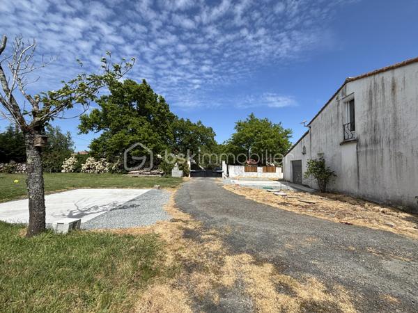 En exclusivité chez BSK Immobilier, découvrez cette maison située sur Montaigu-Vendée, dans un environnement calme et verdoyant, idéal pour profiter d'un cadre de vie paisible à la campagne tout en restant proche des commodités.
Son emplacement constitue un véritable atout : à moins de 10 minutes du centre de Montaigu-Vendée, de sa gare, de ses collèges, lycées et nombreux commerces. Les transports scolaires accessibles à proximité facilitent également le quotidien des familles.
Rénovée en grande partie depuis 2021, elle bénéficie de nombreux équipements récents : chaudière à granulés, micro-station, électricité et plomberie, toiture, VMC hygroréglable ainsi qu'environ 80 % des menuiseries remplacées.
La maison offre au rez-de-chaussée une pièce de vie avec cuisine ouverte aménagée et semi-équipée, prolongée par un salon lumineux donnant accès à une terrasse d'environ 50 m². Une arrière-cuisine, une chaufferie, un atelier pouvant permettre un agrandissement du salon, une salle d'eau avec WC ainsi qu'une grande chambre complètent ce niveau. Cette dernière offre notamment la possibilité de créer une suite parentale.
À l'étage, un vaste palier dessert trois chambres avec placards, un espace bureau, un WC indépendant ainsi qu'une pièce sous combles aménageable. Grâce à ses volumes généreux, la maison peut accueillir jusqu'à 5 à 6 chambres selon vos besoins.
À l'extérieur, vous profiterez d'un grand terrain clos avec portail électrique et interphone. Un puits avec pompe facilite l'arrosage du jardin et un préau complète les aménagements extérieurs. Le terrain présente également un potentiel de division et de constructibilité, sous réserve des autorisations d'urbanisme.
Les atouts : • Environnement calme et campagne préservée • À moins de 10 minutes de Montaigu-Vendée, de la gare, des collèges, lycées et commerces • Transports scolaires à proximité • Rénovations récentes et équipements performants • Potentiel de 5 à 6 chambres • Possibilités d'agrandissement et d'évolution • Terrain offrant un fort potentiel
Vous souhaitez obtenir davantage d'informations ou organiser une visite ?
Contactez-moi sans tarder au 06 63 61 34 66 pour découvrir tout le potentiel de cette propriété.
Au plaisir de vous accompagner dans votre projet,