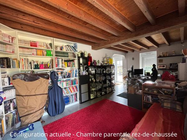 En exclusivité chez BSK Immobilier, découvrez cette maison située sur Montaigu-Vendée, dans un environnement calme et verdoyant, idéal pour profiter d'un cadre de vie paisible à la campagne tout en restant proche des commodités.
Son emplacement constitue un véritable atout : à moins de 10 minutes du centre de Montaigu-Vendée, de sa gare, de ses collèges, lycées et nombreux commerces. Les transports scolaires accessibles à proximité facilitent également le quotidien des familles.
Rénovée en grande partie depuis 2021, elle bénéficie de nombreux équipements récents : chaudière à granulés, micro-station, électricité et plomberie, toiture, VMC hygroréglable ainsi qu'environ 80 % des menuiseries remplacées.
La maison offre au rez-de-chaussée une pièce de vie avec cuisine ouverte aménagée et semi-équipée, prolongée par un salon lumineux donnant accès à une terrasse d'environ 50 m². Une arrière-cuisine, une chaufferie, un atelier pouvant permettre un agrandissement du salon, une salle d'eau avec WC ainsi qu'une grande chambre complètent ce niveau. Cette dernière offre notamment la possibilité de créer une suite parentale.
À l'étage, un vaste palier dessert trois chambres avec placards, un espace bureau, un WC indépendant ainsi qu'une pièce sous combles aménageable. Grâce à ses volumes généreux, la maison peut accueillir jusqu'à 5 à 6 chambres selon vos besoins.
À l'extérieur, vous profiterez d'un grand terrain clos avec portail électrique et interphone. Un puits avec pompe facilite l'arrosage du jardin et un préau complète les aménagements extérieurs. Le terrain présente également un potentiel de division et de constructibilité, sous réserve des autorisations d'urbanisme.
Les atouts : • Environnement calme et campagne préservée • À moins de 10 minutes de Montaigu-Vendée, de la gare, des collèges, lycées et commerces • Transports scolaires à proximité • Rénovations récentes et équipements performants • Potentiel de 5 à 6 chambres • Possibilités d'agrandissement et d'évolution • Terrain offrant un fort potentiel
Vous souhaitez obtenir davantage d'informations ou organiser une visite ?
Contactez-moi sans tarder au 06 63 61 34 66 pour découvrir tout le potentiel de cette propriété.
Au plaisir de vous accompagner dans votre projet,