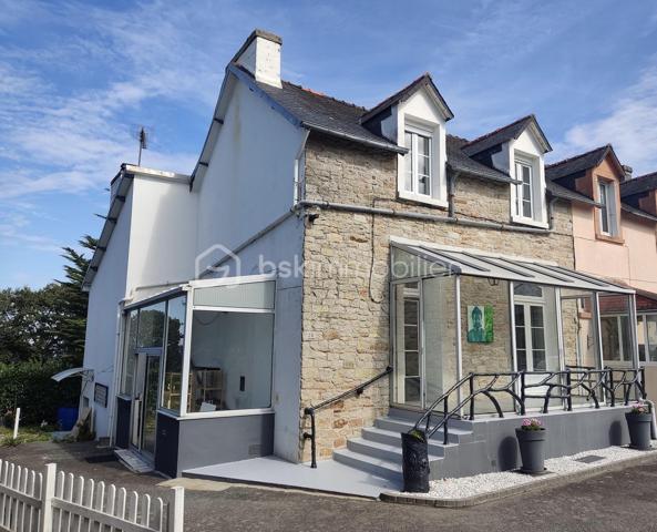 Découvrez cette charmante maison nichée au cœur de LAZ. Alliant charme d'antan et espace, cette spacieuse demeure vous promet une vie paisible à proximité des commodités urbaines , et du château de Trévarez pour les balades.

Avec ses 139 m² habitables (environ 180m2 au sol, au total) , elle offre 6 pièces dont 4 chambres, idéale pour accueillir une famille. L'ensemble s'étend sur 1007 m², vous offrant un cadre verdoyant et un grand espace pour vos projets extérieurs.Belle vue dégagée!

L'intérieur se distingue par ses volumes généreux et sa luminosité. Le séjour convivial avec l'insert à bois ,une cuisine, une salle d'eau et deux chambres.
A l'étage deux chambres et une salle de bains.
Un grand sous-sol complète ce bel ensemble. 

Entre Quimper/Carhaix et Châteaulin.

A visiter!