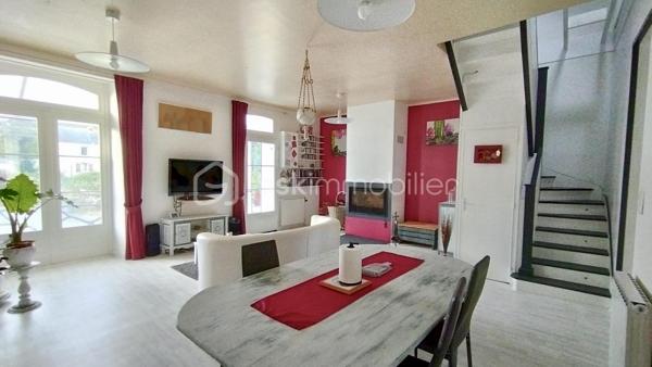 Découvrez cette charmante maison nichée au cœur de LAZ. Alliant charme d'antan et espace, cette spacieuse demeure vous promet une vie paisible à proximité des commodités urbaines , et du château de Trévarez pour les balades.

Avec ses 139 m² habitables (environ 180m2 au sol, au total) , elle offre 6 pièces dont 4 chambres, idéale pour accueillir une famille. L'ensemble s'étend sur 1007 m², vous offrant un cadre verdoyant et un grand espace pour vos projets extérieurs.Belle vue dégagée!

L'intérieur se distingue par ses volumes généreux et sa luminosité. Le séjour convivial avec l'insert à bois ,une cuisine, une salle d'eau et deux chambres.
A l'étage deux chambres et une salle de bains.
Un grand sous-sol complète ce bel ensemble. 

Entre Quimper/Carhaix et Châteaulin.

A visiter!