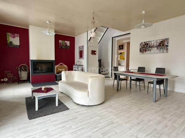 Découvrez cette charmante maison nichée au cœur de LAZ. Alliant charme d'antan et espace, cette spacieuse demeure vous promet une vie paisible à proximité des commodités urbaines , et du château de Trévarez pour les balades.

Avec ses 139 m² habitables (environ 180m2 au sol, au total) , elle offre 6 pièces dont 4 chambres, idéale pour accueillir une famille. L'ensemble s'étend sur 1007 m², vous offrant un cadre verdoyant et un grand espace pour vos projets extérieurs.Belle vue dégagée!

L'intérieur se distingue par ses volumes généreux et sa luminosité. Le séjour convivial avec l'insert à bois ,une cuisine, une salle d'eau et deux chambres.
A l'étage deux chambres et une salle de bains.
Un grand sous-sol complète ce bel ensemble. 

Entre Quimper/Carhaix et Châteaulin.

A visiter!