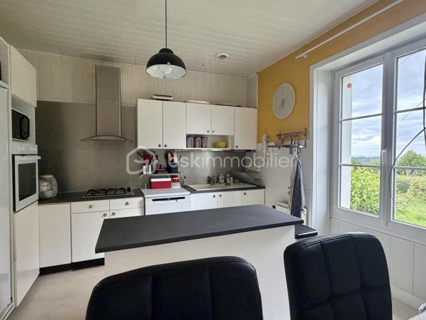 Découvrez cette charmante maison nichée au cœur de LAZ. Alliant charme d'antan et espace, cette spacieuse demeure vous promet une vie paisible à proximité des commodités urbaines , et du château de Trévarez pour les balades.

Avec ses 139 m² habitables (environ 180m2 au sol, au total) , elle offre 6 pièces dont 4 chambres, idéale pour accueillir une famille. L'ensemble s'étend sur 1007 m², vous offrant un cadre verdoyant et un grand espace pour vos projets extérieurs.Belle vue dégagée!

L'intérieur se distingue par ses volumes généreux et sa luminosité. Le séjour convivial avec l'insert à bois ,une cuisine, une salle d'eau et deux chambres.
A l'étage deux chambres et une salle de bains.
Un grand sous-sol complète ce bel ensemble. 

Entre Quimper/Carhaix et Châteaulin.

A visiter!