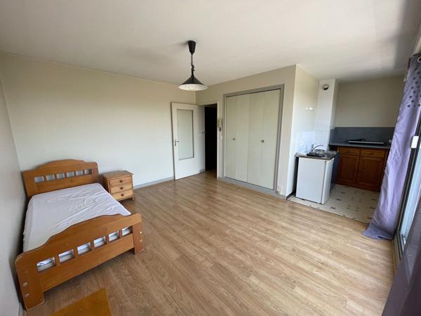 Location studio quartier Grammont au calme avec place de parking privative et cave