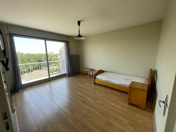 Location studio quartier Grammont au calme avec place de parking privative et cave