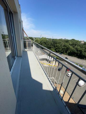 Location studio quartier Grammont au calme avec place de parking privative et cave